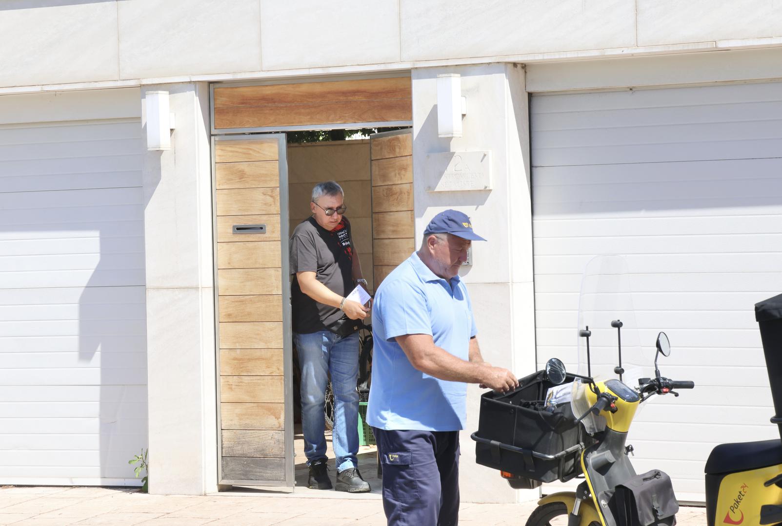 Na lokaciju su pristigla dva službena vozila s istražiteljima. Vozila su ušla u garažu obiteljske kuće, nakon čega su vrata zatvorena, a očekuje se početak pretrage u sklopu istrage koju provode nadležna tijela.