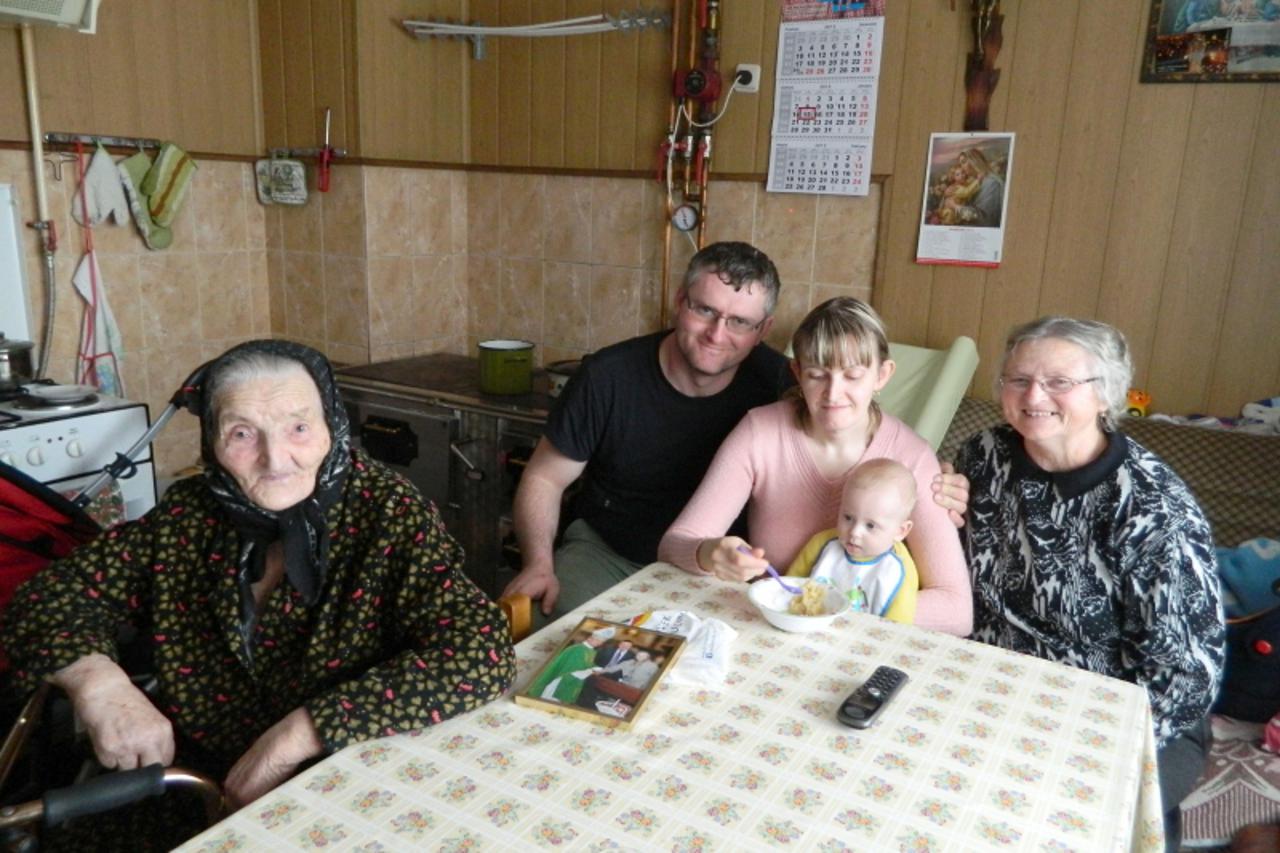 'Selnica, 15.01.2013. - Kata Trcak (100) sa svojim praunukom Markom, kcerkom Barbarom, unukom Ivicom i njegovom suprugom Anitom'