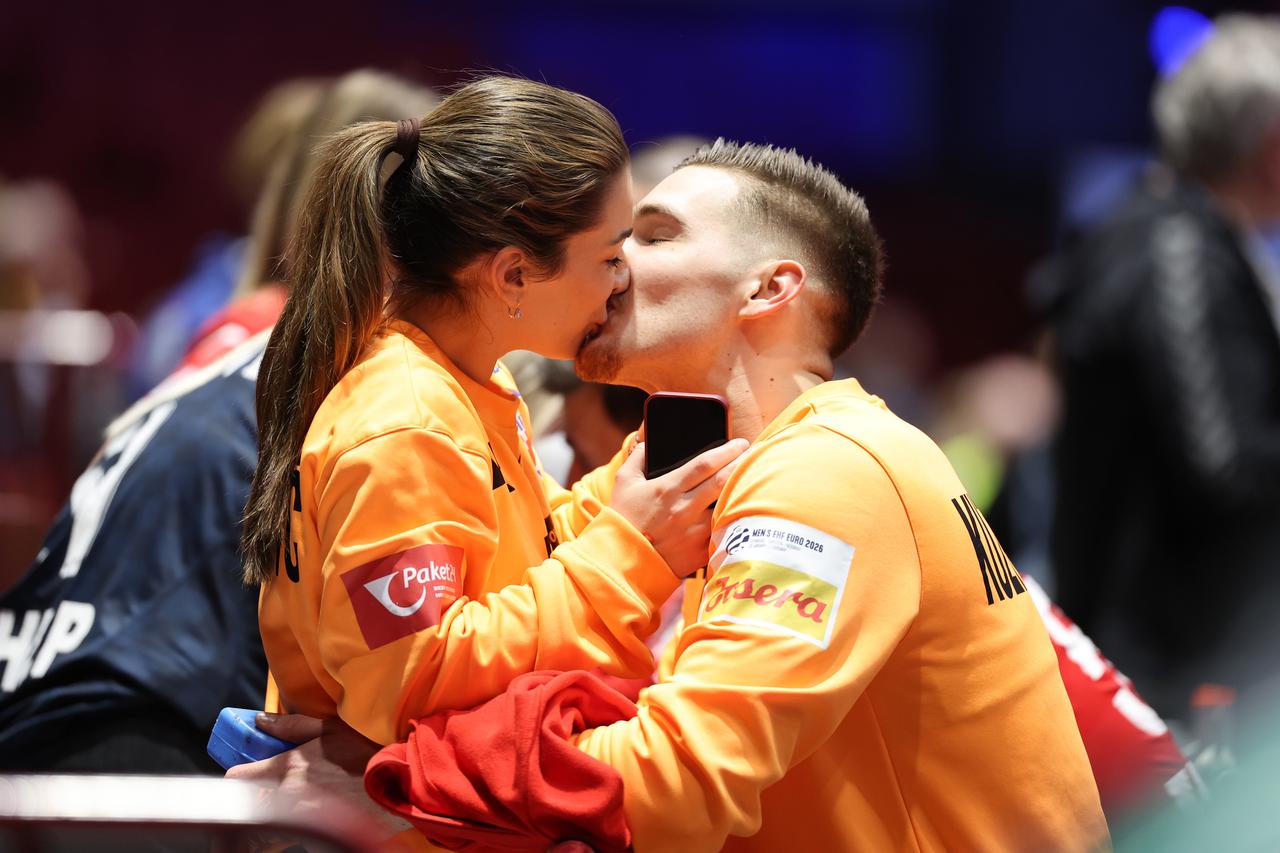 Malmo: Hrvatski rukometaši slave pobjedu u zagrljajima i poljupcima svojih najmilijih