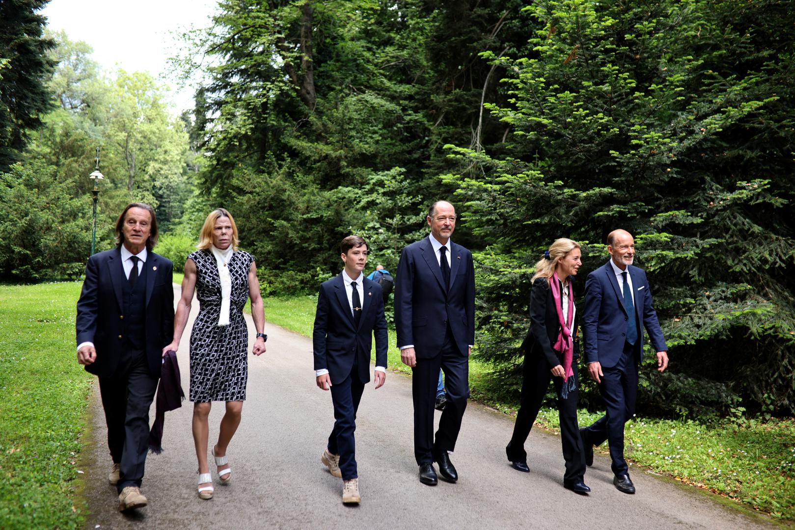 Kršeći protokol, stigla je sa suprugom Kitinom Munozom (65), ruku pod ruku, odjevena u ležernu odjeću poznatog međunarodnog brenda, umjeto da je nosila, prema očekivanju, elegantnu crnu haljinu.