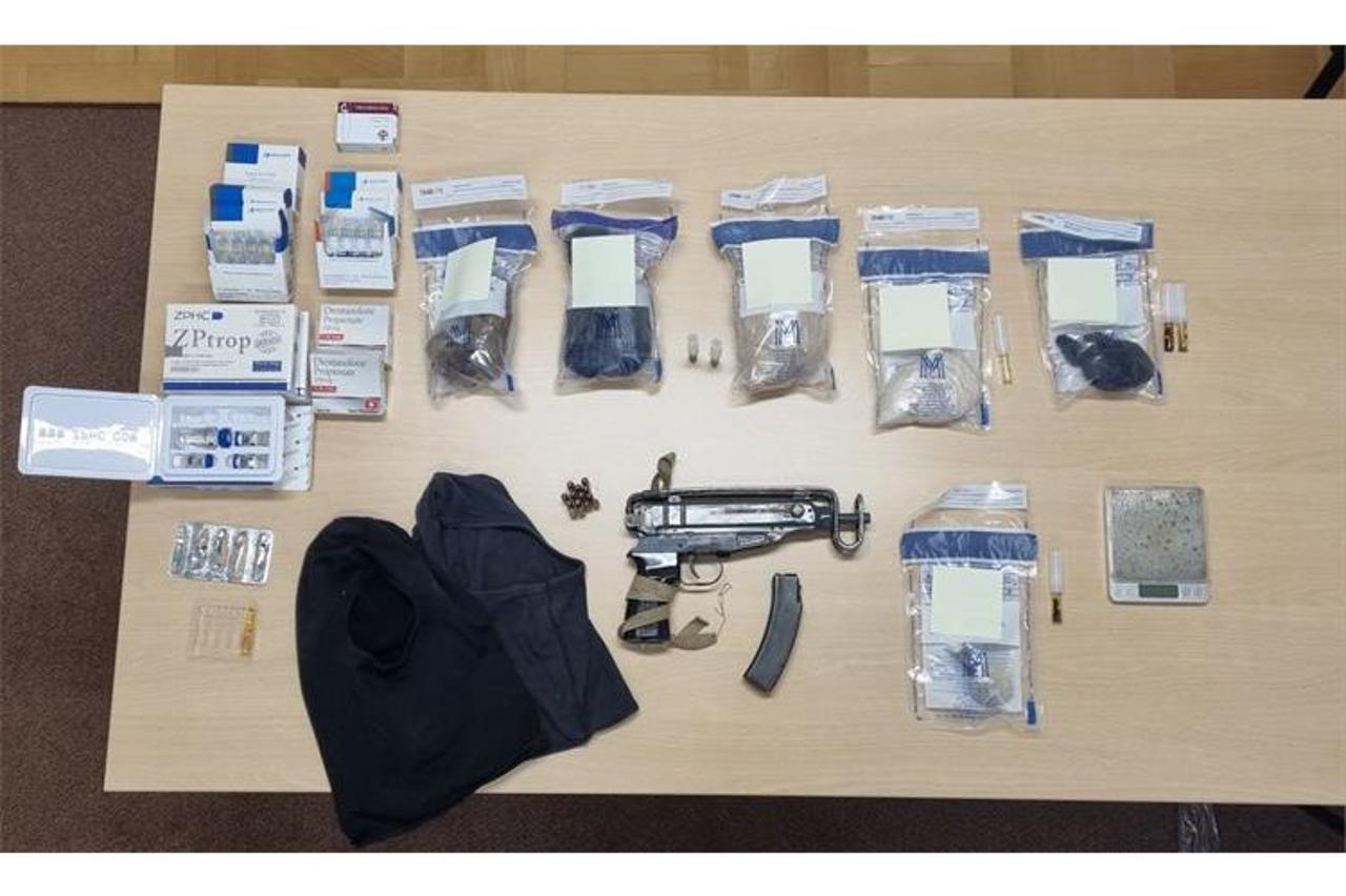 U Šibeniku priveden 31-godišnjak zbog posjedovanja oružja i droga