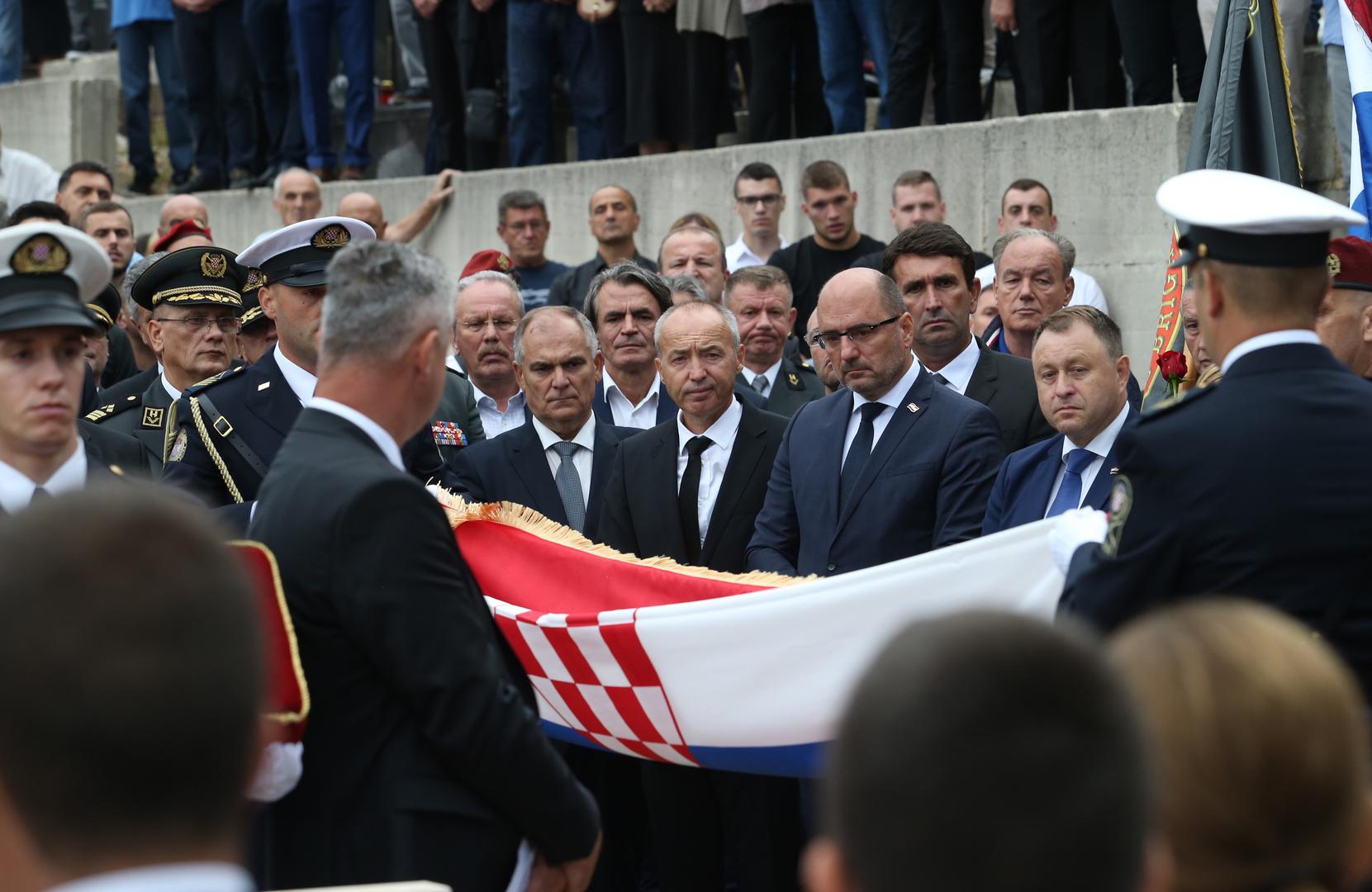 U Donjim Vinjanima održan je sprovod za komodora i bivšeg zastupnika u EU Ivice Tolića.