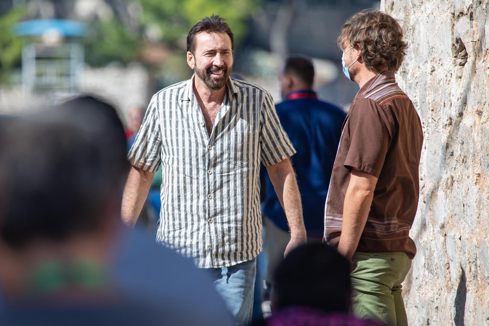  U ovom filmu Cage glumi fiktivnu verziju samog sebe, i prema scenariju, očajnički želi ulogu u filmu Quentina Tarantina. 