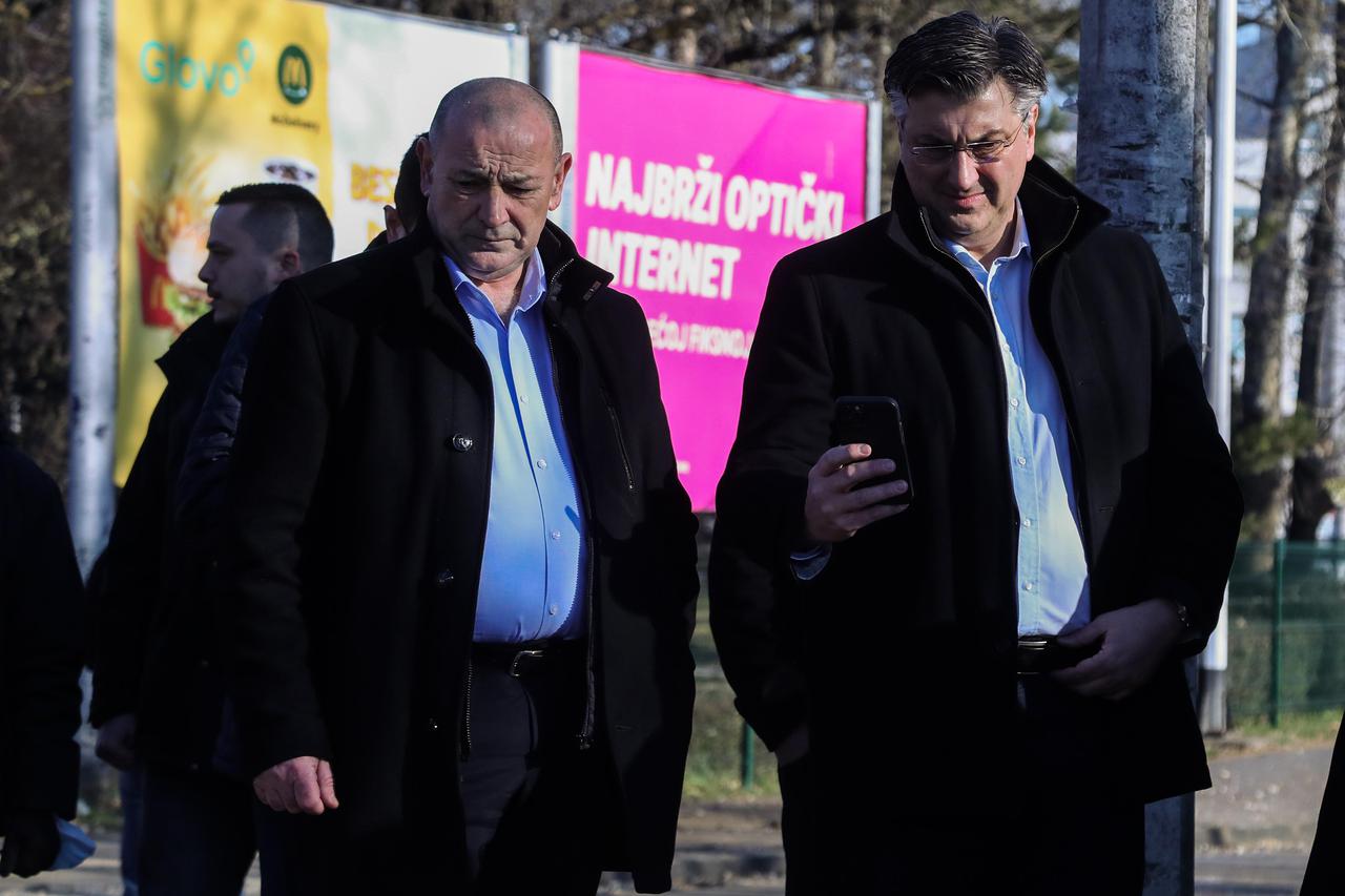 Zagreb: Premijer Andrej Plenković i  nadležni članovi Vlade obišli su mjesto pada besposadne letjelice