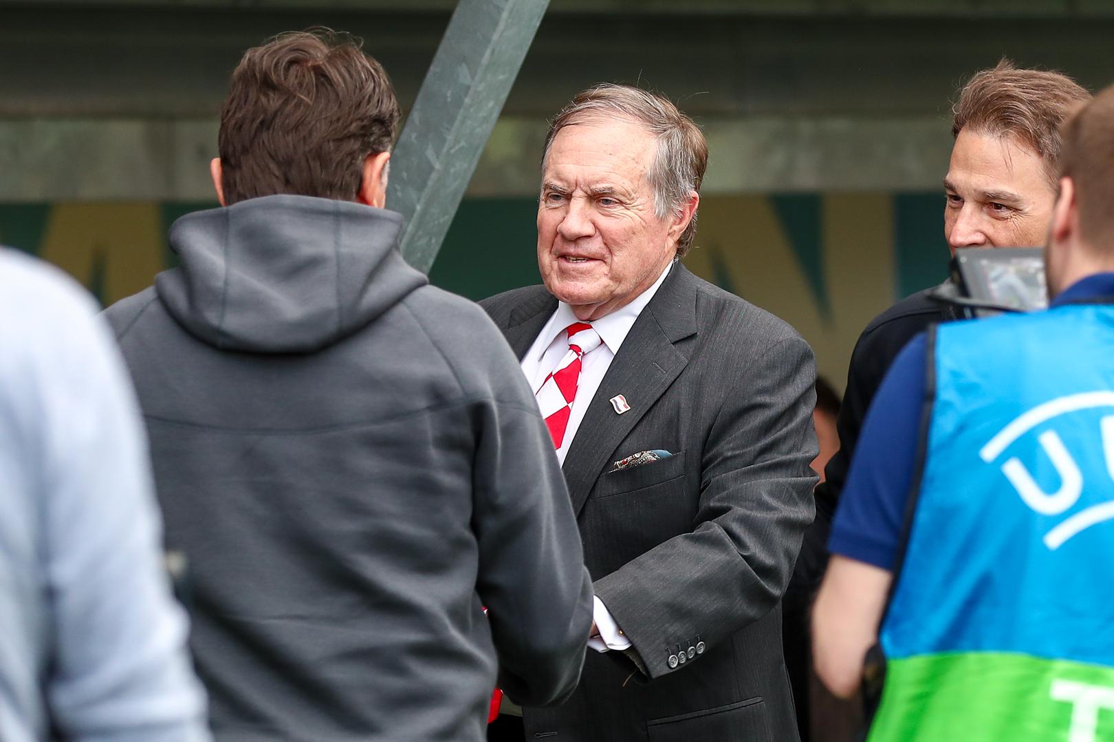 Gost na utakmici je hrvatsko-američki NFL trener Bill Belichick, najtrofejniji u povijesti američkog nogometa