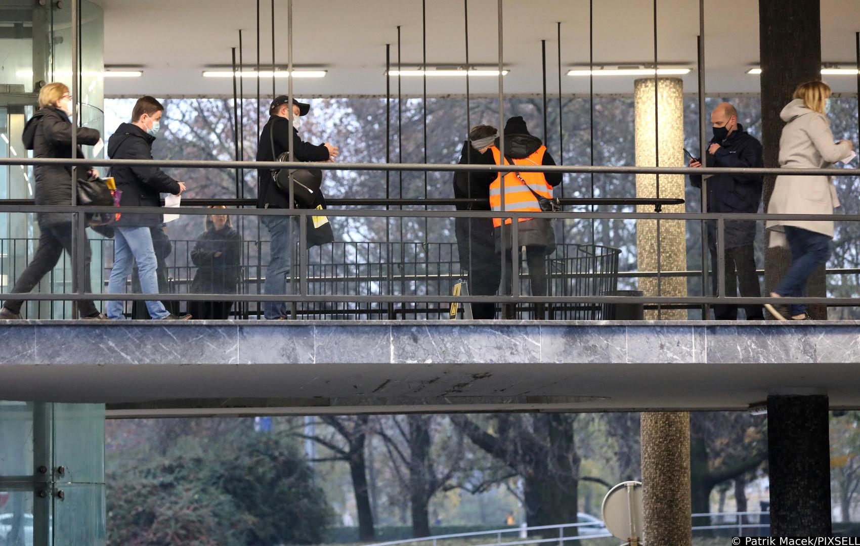 16.11.2021., Zagreb - Kontrola covid potvrda zaposlenika Gradskog poglavarstva.