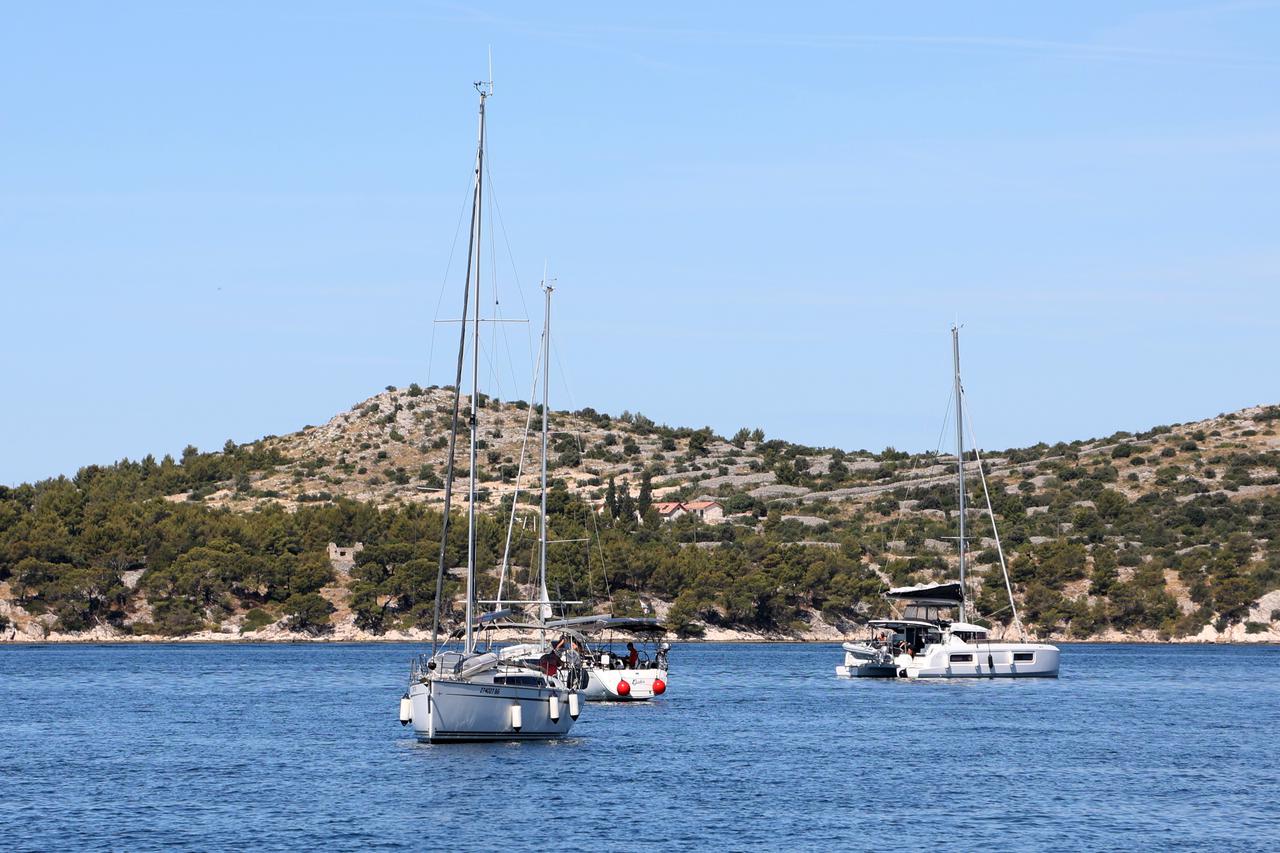 Šibenik: Riva puna turista i jedrilica