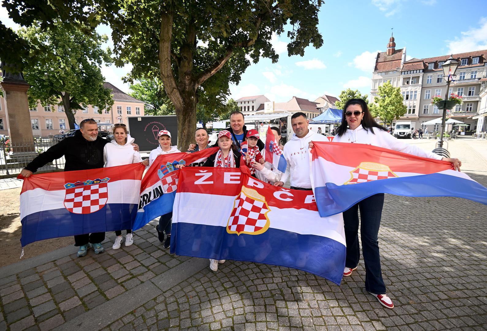 Hrvatski navijači već su u gradu, a u ponedjeljak poslijepodne na rasporedu je otvoreni trening na lokalnom stadionu koji prima četiri tisuće gledatelja