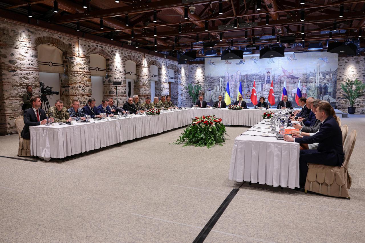 Turkish Foreign Minister Fidan chairs a meeting between Ukrainian and Russian negotiators in Istanbul