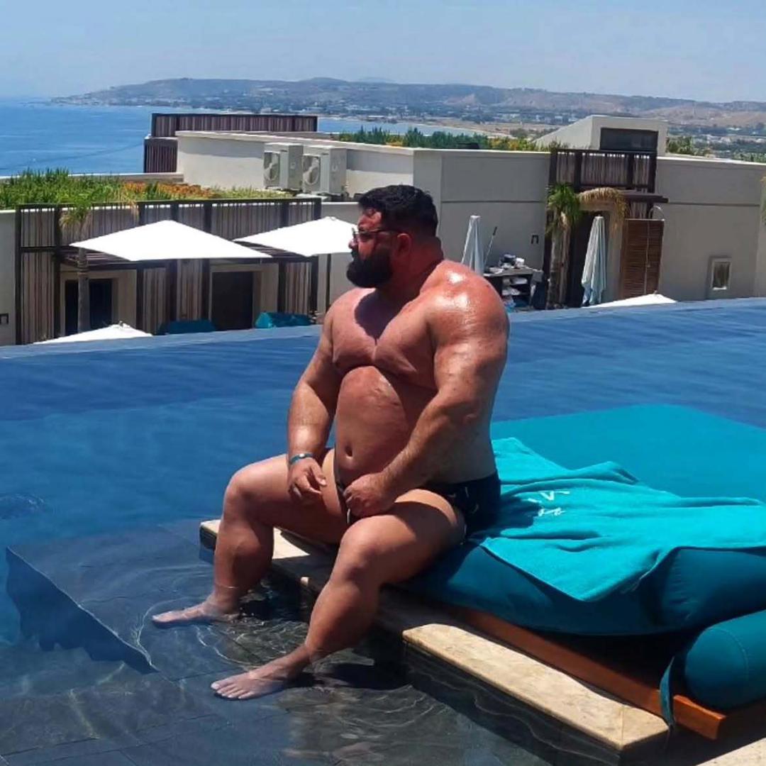 Ervin Mujaković, Sarajlija koji je domaćoj publici postao poznat kao jedan od najzgodnijih natjecatelja reality showa Big Brother 2015. godine, danas izgleda potpuno drugačije.