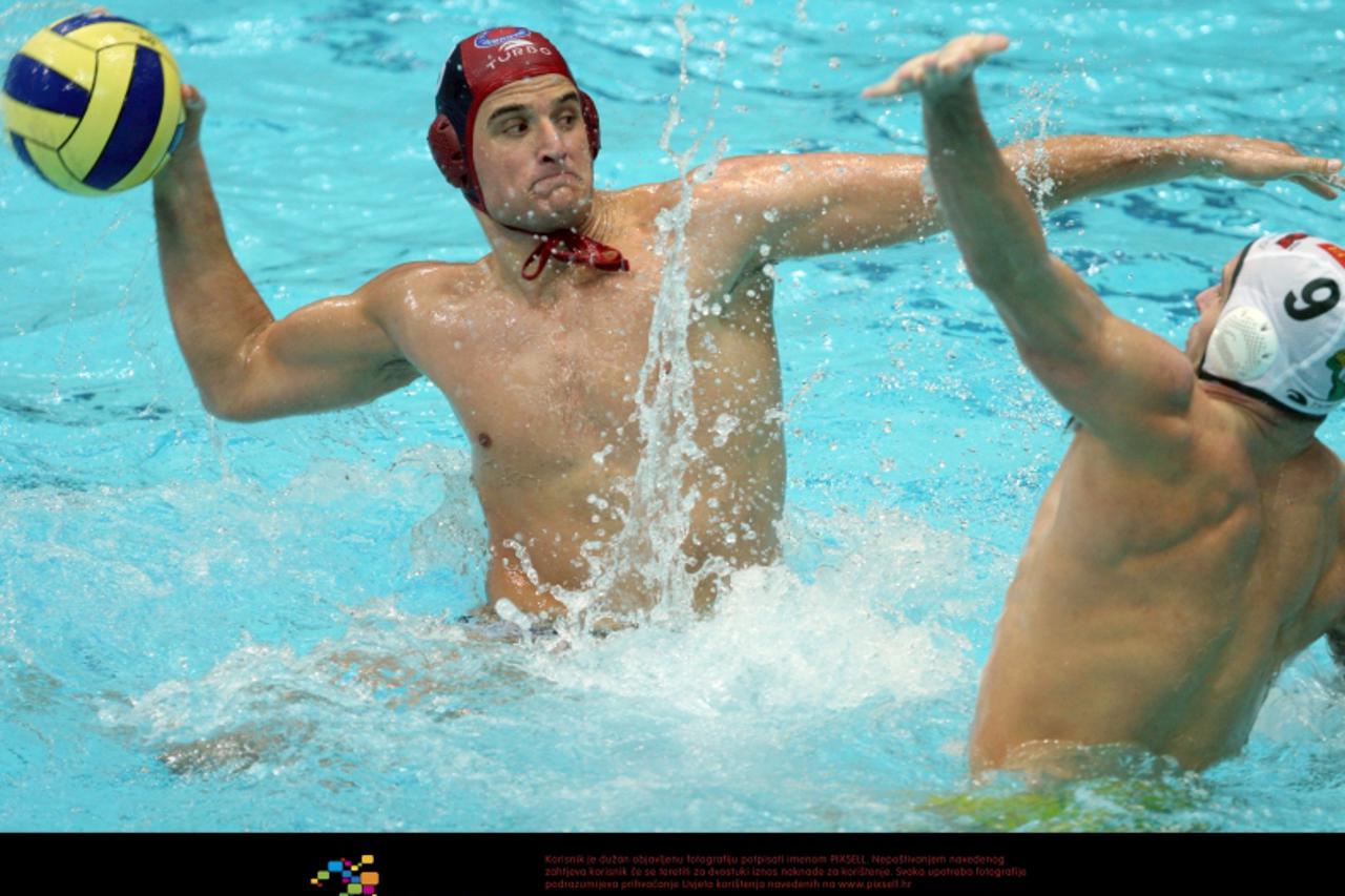'16.11.2008., plivaliste Mladost, Zagreb, Hrvatska - Odigrana je vaterpolo utakmica sedmog kola Jadranske vaterpolo lige izmedju HAVK Mladost (Zagreb) i VK Jug (Dubrovnik). S igracem vise, samo nekoli