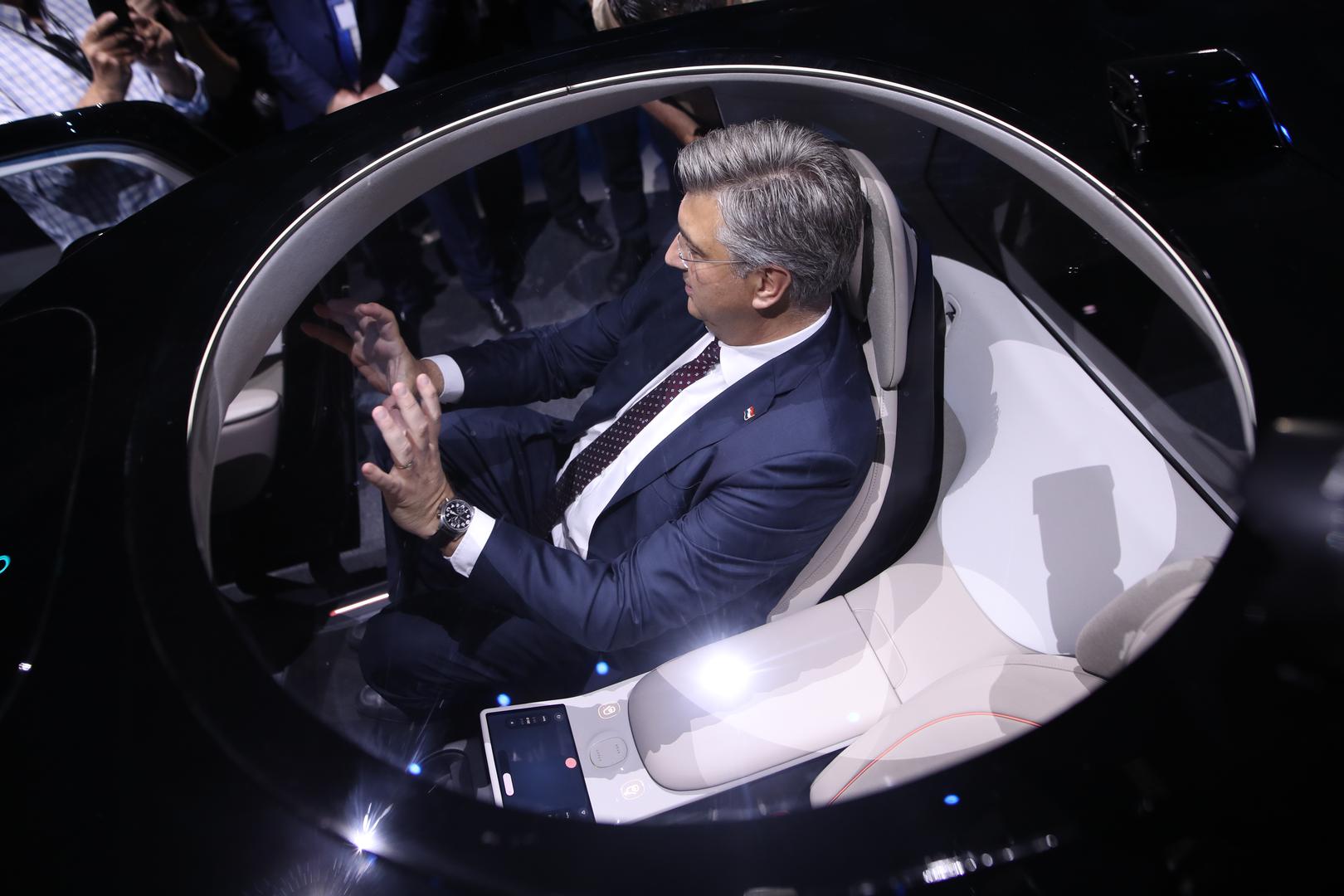 U ožujku je kompanija najavila kako službeno kreće prva faza testiranja robotaksija, a Rimac je na predstavljanju kazao kako će se robotaksiji poboljšavati i učiti na greškama. Istaknuo je i kako će autonomni automobili spasiti jako puno života.