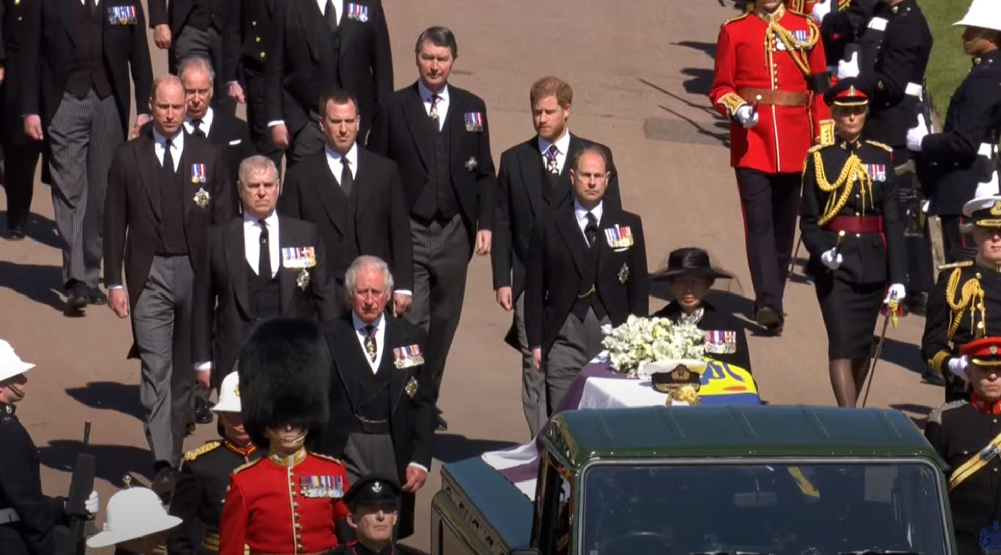 Lijes su postavili na poseban Land Rover u čijem je dizajniranju sudjelovao sam pokojni princ, a članovi kraljevske obitelji nisu bili tradicionalno odjeveni u vojne uniforme, već su umjesto toga nosili kapute s medaljama ili dnevne haljine. 