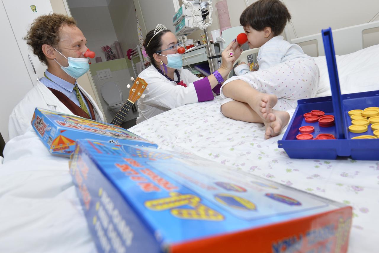 07.10.2015., Zagreb - Klaunovi doktori u posjetu djeci na Zavodu za hematologiju i onkologiju u Klinici za tumore.  Photo: Marko Lukunic/PIXSELL
