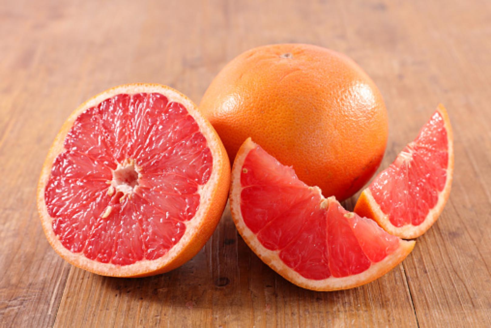 Udišite miris grejpa dok cijedite njegov sok u čašu jer je poznato da citrusne note smižavaju stres i opuštaju. KA oste pod stresom, vrijeme za čašu soka od grejpa. 