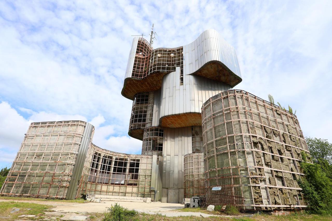 Petrova gora: Devastirani Spomenik ustanku naroda Banije i Korduna