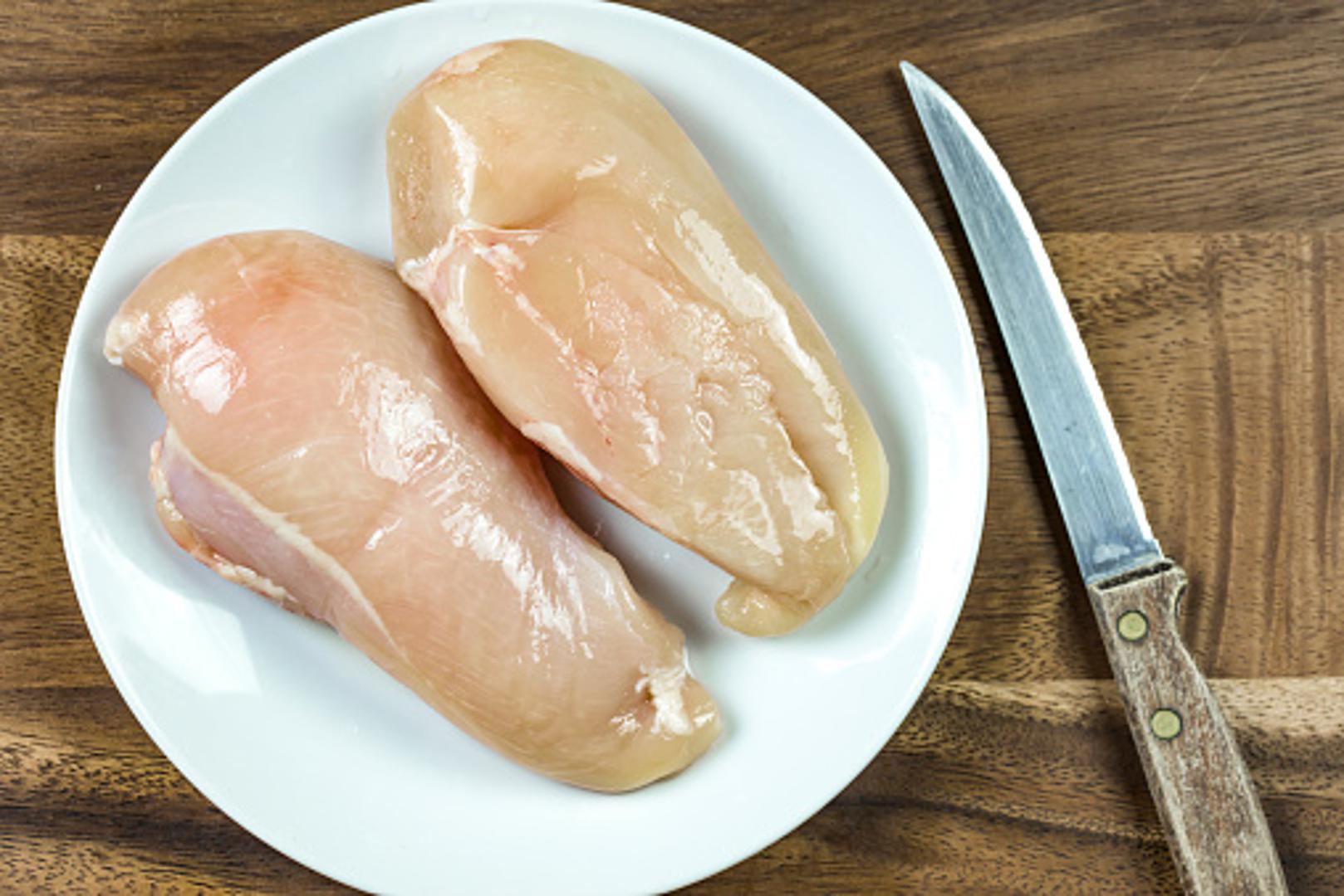 Pileće meso može, zbog bakterija, biti prijetnja zdravlju ako se ne pripremi kako treba. Evo što biste trebali znati kada je riječ o pilećem mesu i pripremi za jelo...