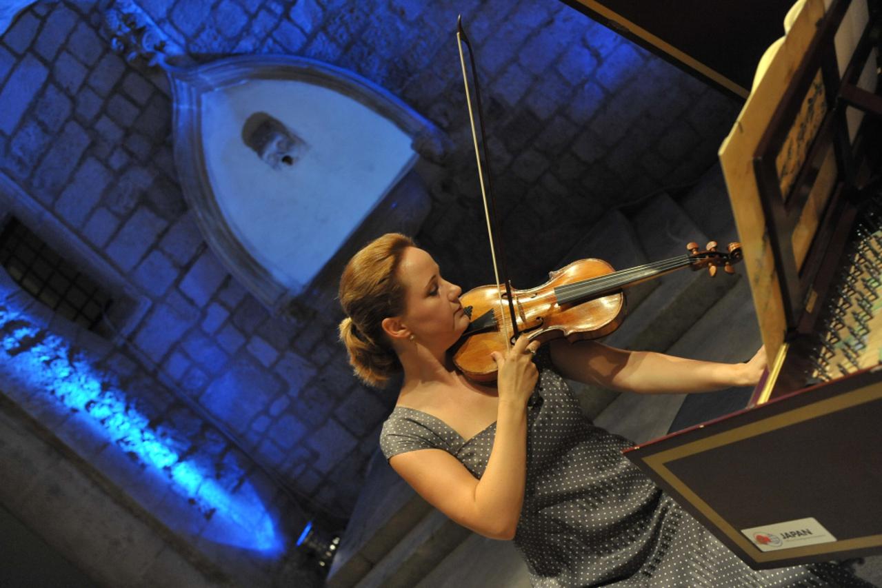 Violinistica Laura Vadjon