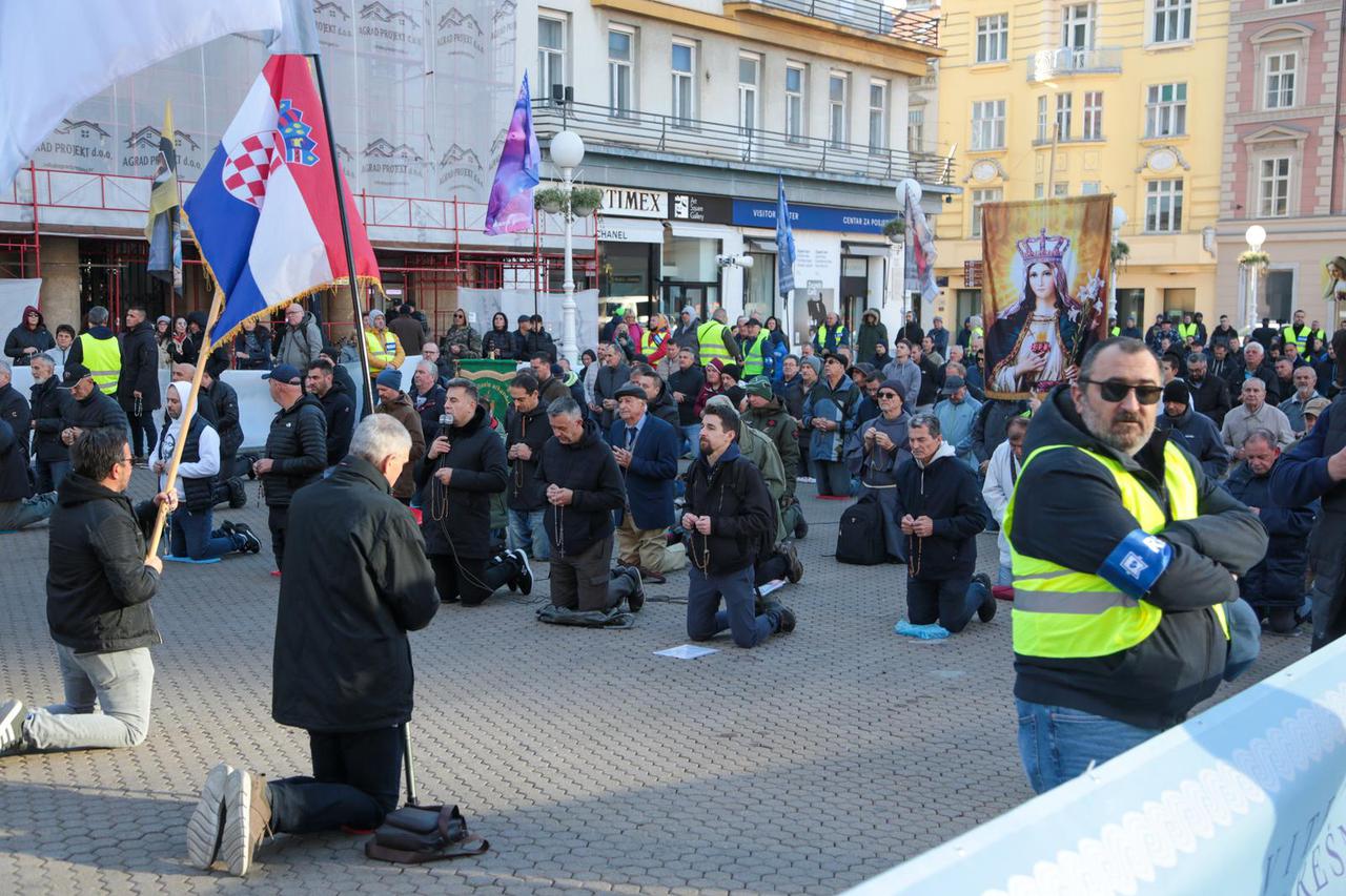 Zagreb: Molitelji krunice i kontra molitelji na Trgu bana Jelačića