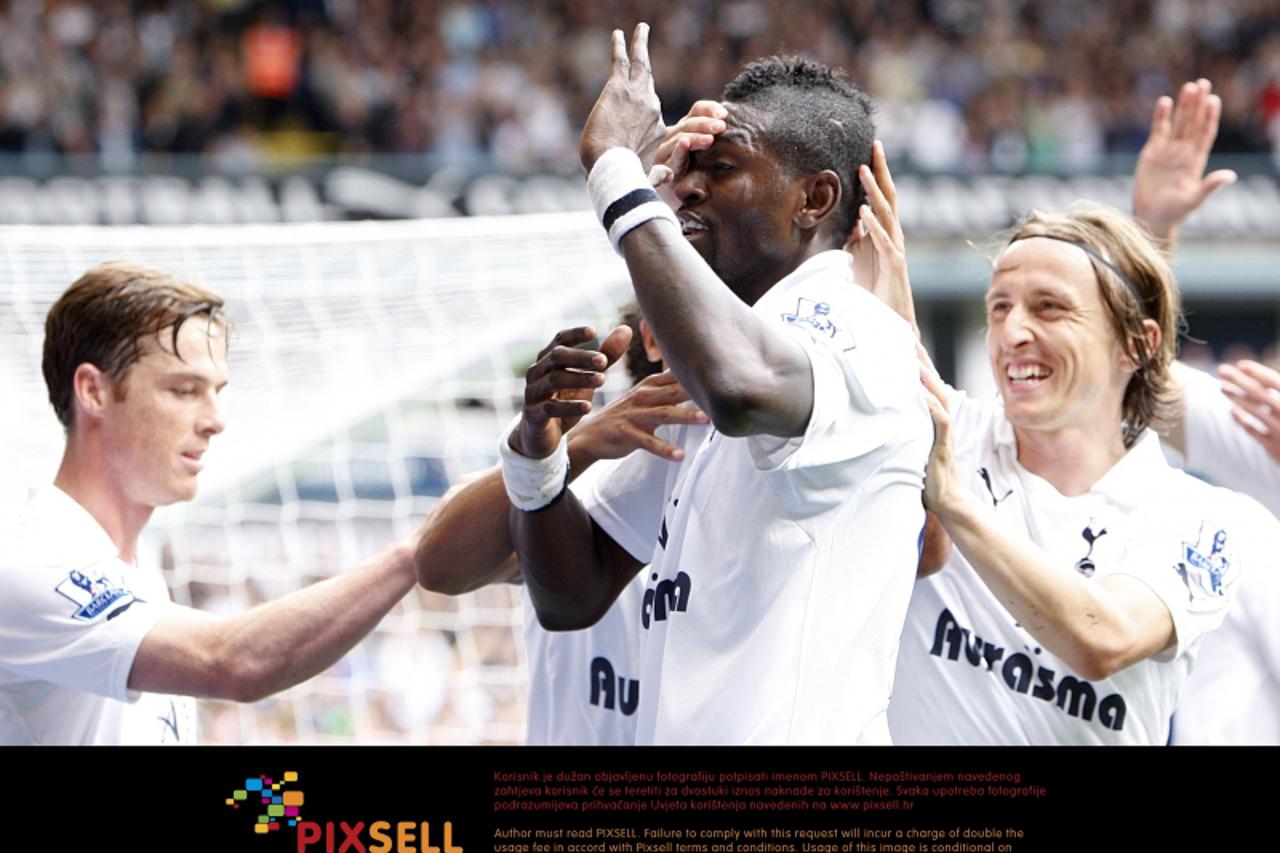 'Tottenham Hotspur\'s Emmanuel Adebayor (centre) celebrates scoring his side\'s third goal of the game with teammates Photo: Press Association/Pixsell'