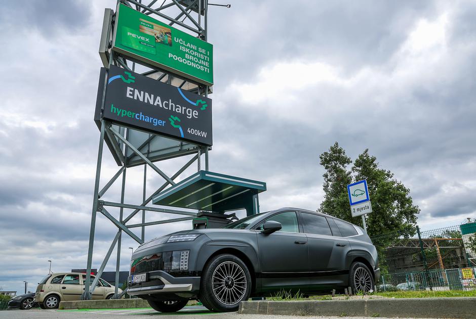 Zagreb: Hyundai Ioniq 9 na novom superbrzom punjaču na parkiralištu Pevex u Sesvetama