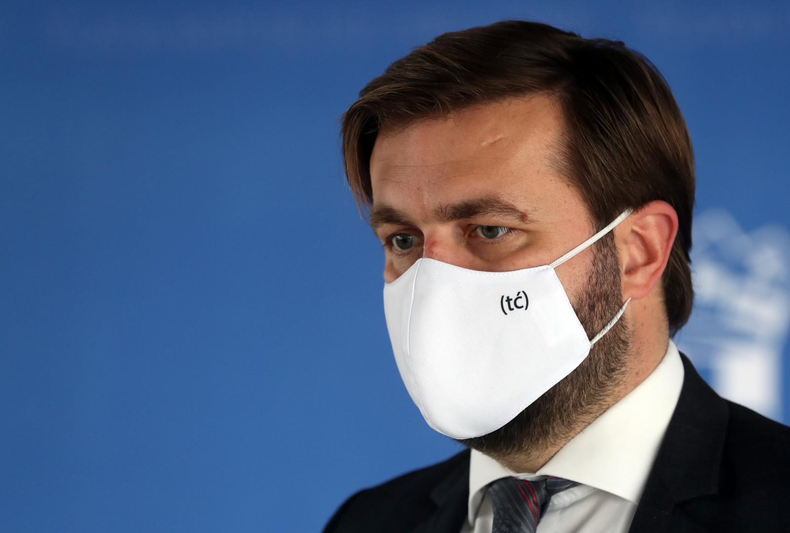 Inicijali TĆ u obliku (tć) kojim se potpisuje nakon svakog osobno napisanog tvita sada stoje i na njegovoj masci koju je ponosno pokazao kako bi reklamirao svoj Twitter.