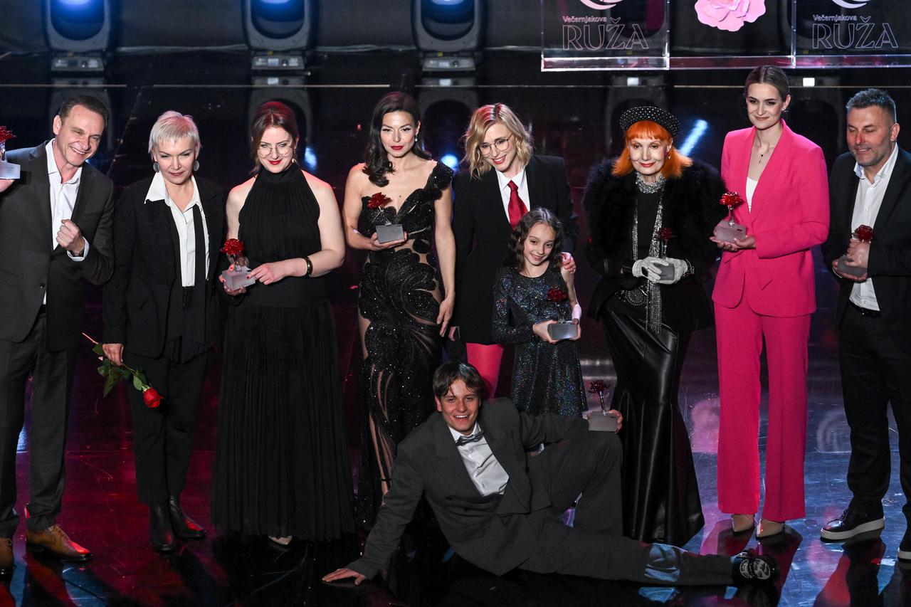 Zagreb: Zajednička fotografija dobitnika nagrade Večernjakova ruža