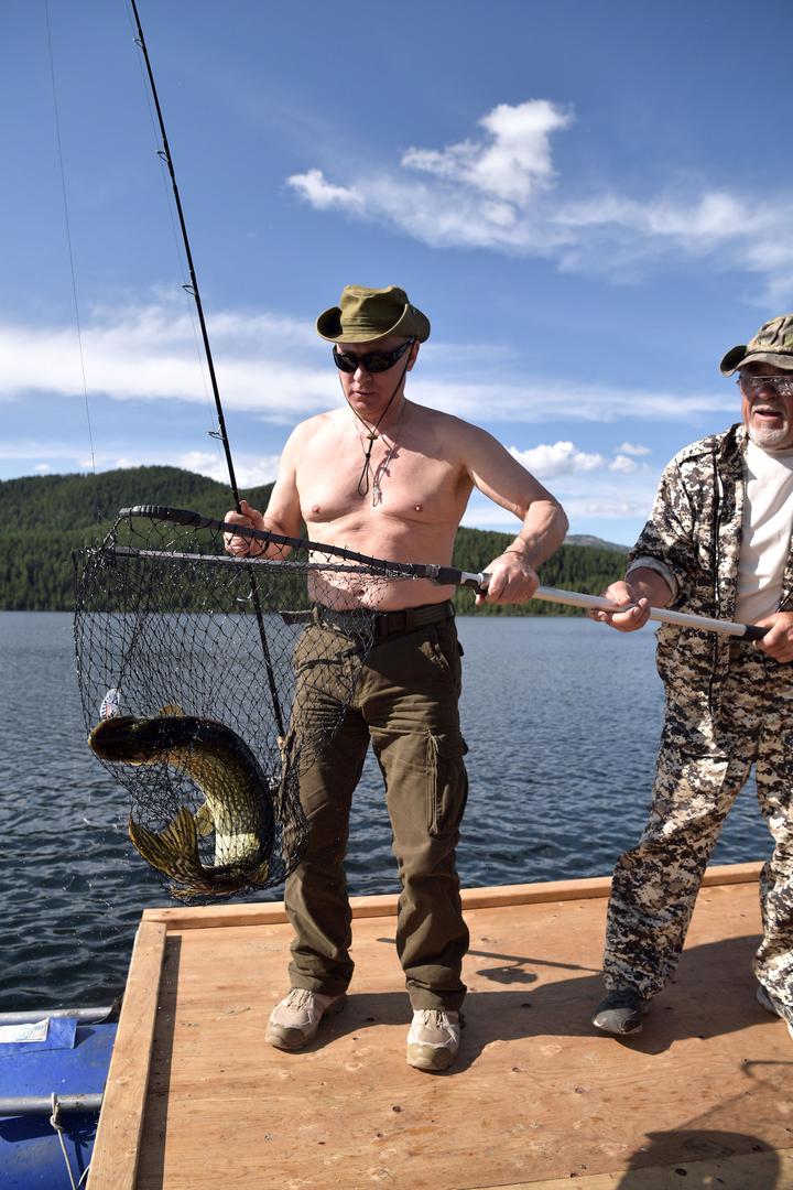 "On je išao u podvodni ribolov s maskom i dihalicom... Predsjednik je lovio jednu štuku dva sata... ali je na kraju dobio što je želio", kazao je Peskov. (Hina)