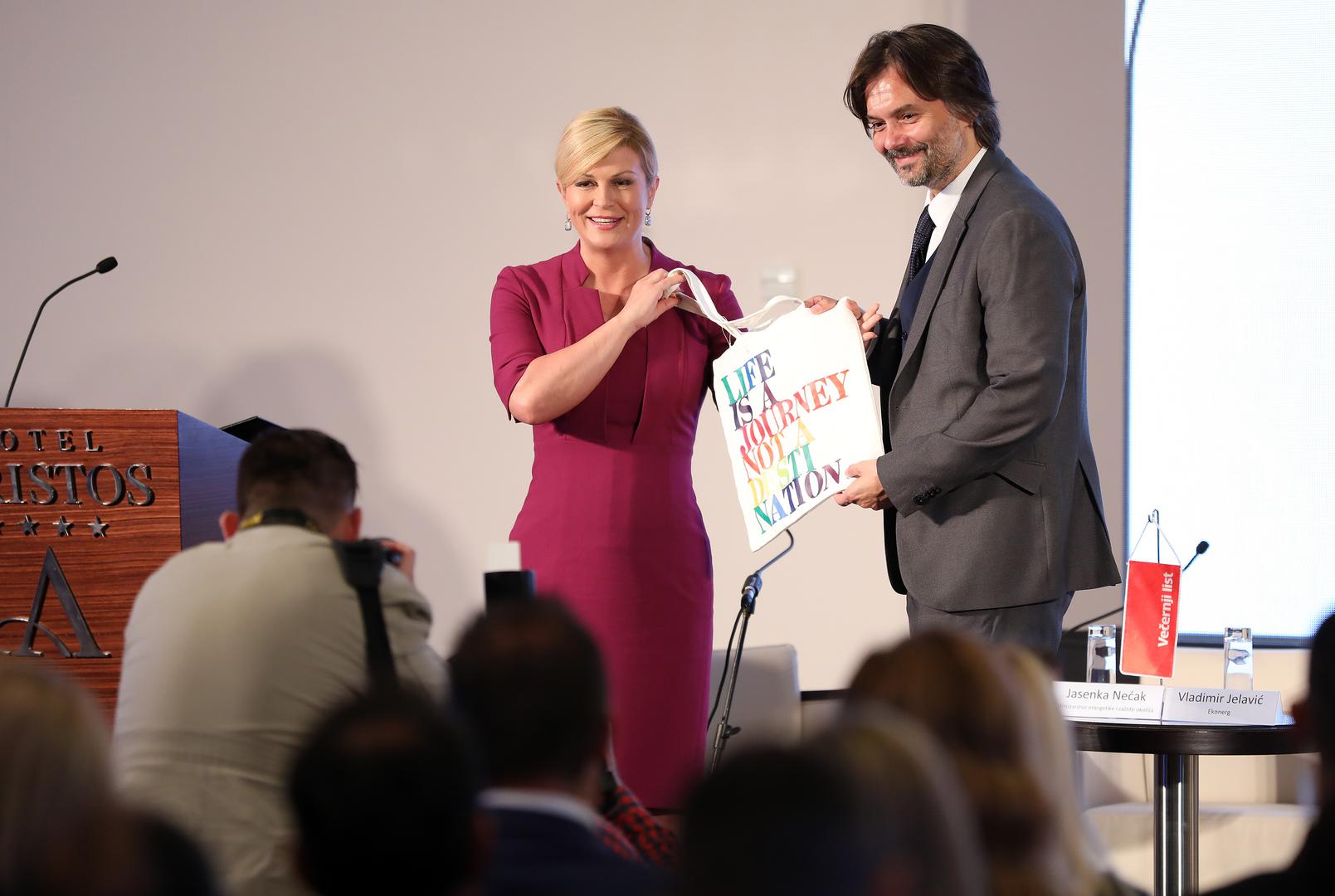 Predsjednica je Klariću kao osobni znak zahvale za organizaciju konferencije darovala platnenu vrećicu