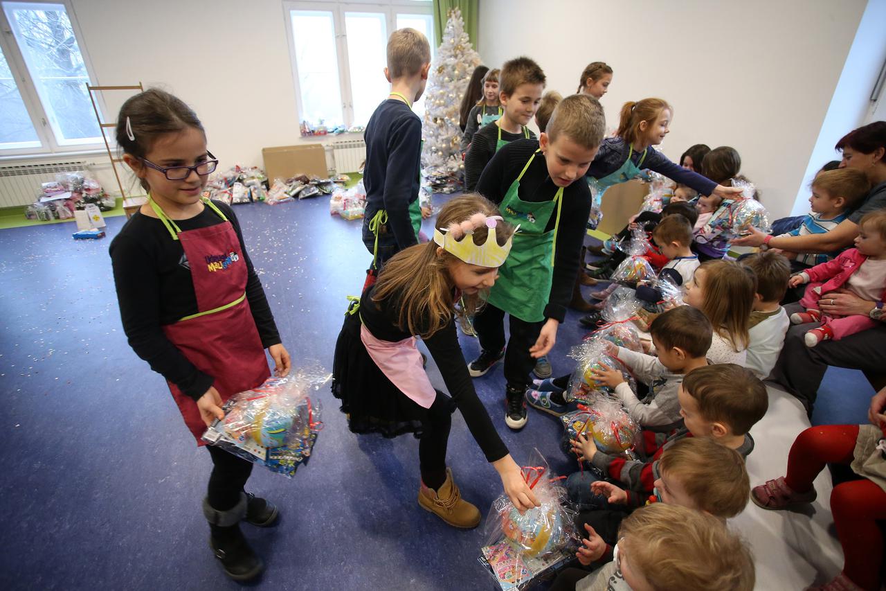 19.12.2016., Zagreb - U zavrsnici Vecernjakovog projekta Ordinacija iz bajke u djecjem domu u Nazorovoj odrzana je svecanost u kojoj je odrzana predstava za djecu u ogranizaciji udruge Praktikum, a pod vodstvom Kristijana Ugrine. Nakon predstave djeci sti