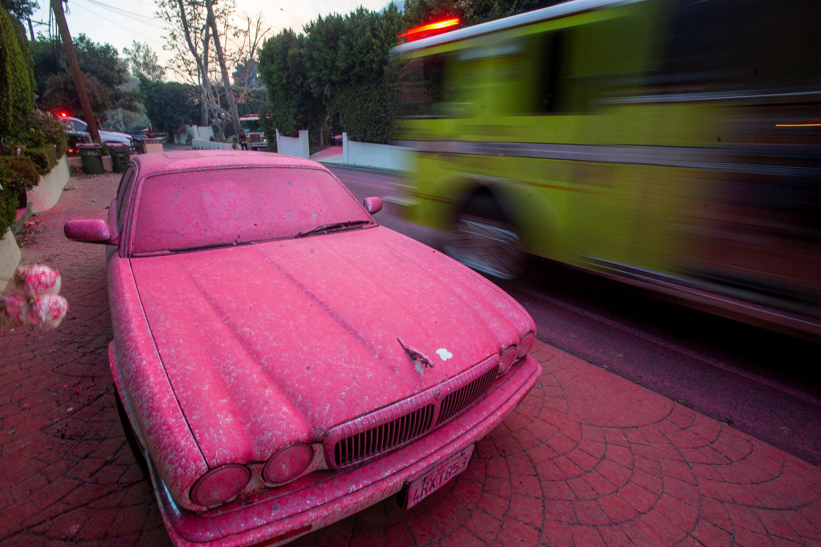 Los Angeles već je danima prekriven kričavo rozom bojom, dok se grad bori s povijesnim požarima koji su odnijeli najmanje 24 života. 