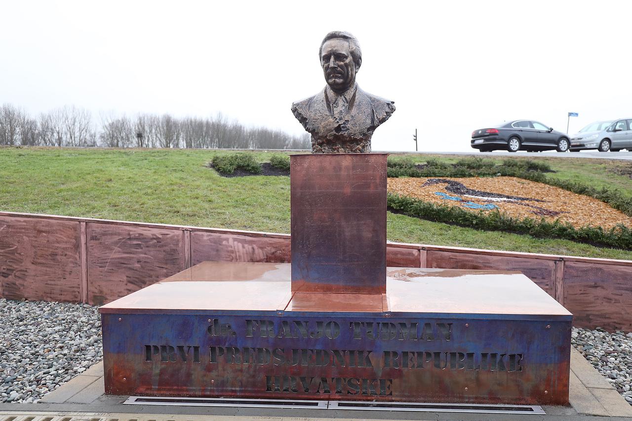 Zagreb: Na trgu Franje Tuđmana u Rugvici otkrivena bista