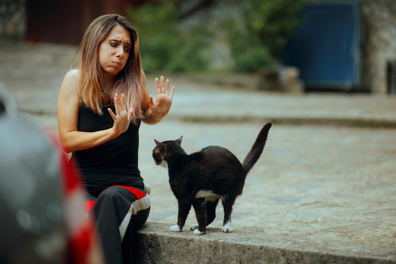 Lav: Lavovi, iako ne smatraju sebe praznovjernima, često prakticiraju male rituale za sreću. Kucaju u drvo prije važnih događaja i nose "zaštitni nakit". Snove shvaćaju ozbiljno, vjerujući da nose poruke iz podsvijesti i od preminulih. Reagiraju burno na ideje o kletvama ili čarolijama. Njihova potreba za pažnjom manifestira se i kroz praznovjerje – smatraju da je zaboravljanje njihovog imena loša sreća.
