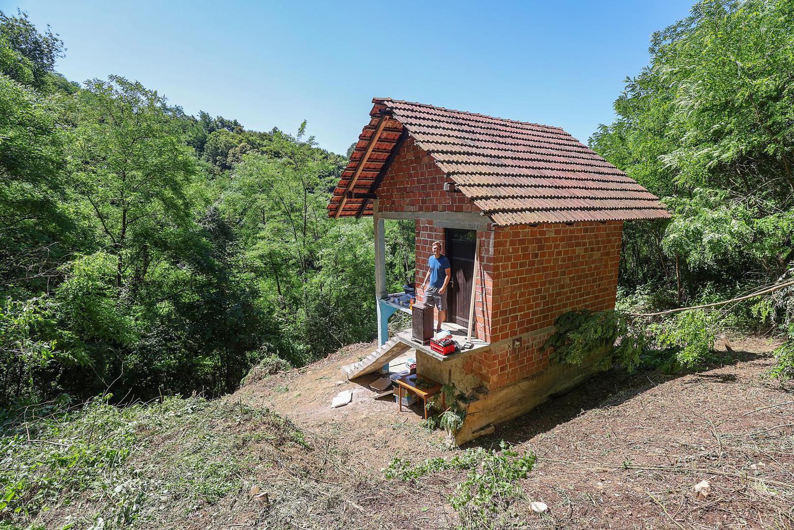 No, čini se kako je, iako je kuću uredio, daleko od useljenja. Naime, nakon nekog vremena tišine, sada je objavio da se suočio s ozbiljnim problemom, a kući prijeti rušenje zbog neriješenih papira.