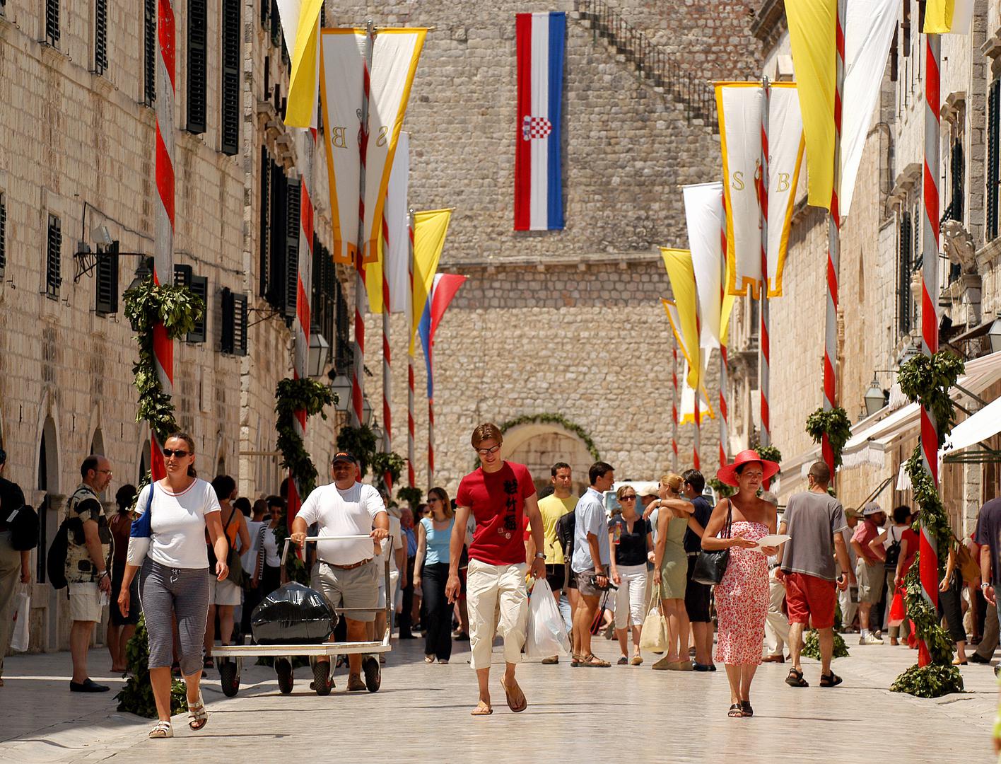 05.06.2003., Dubrovnik, Hrvatska. Sveti otac Ivan Pavao II u svom trecem pohodu Hrvatskoj susreo se s vjernicima u Dubrovniku, gdje je odrzao svetu misu te obisao i Stradun gdje se kratko zadrzao ispred crkve Sv. Vlaha. Svecano okicen papinim zastavama, Stradun prepun hodocasnika i turista. Photo Sinisa Hancic/PIXSELL