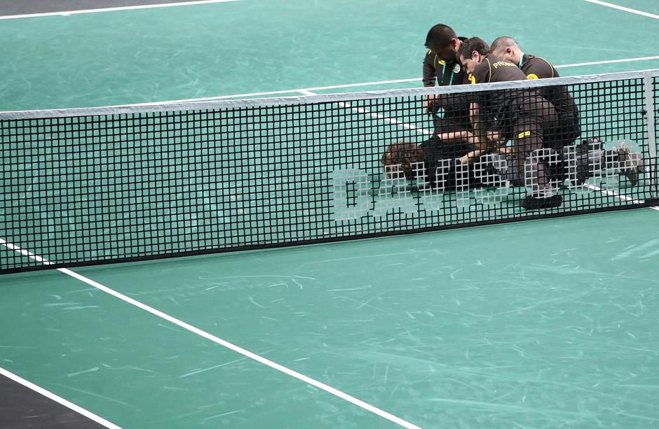 Aktivisti prekinuli Ćorićev meč u Davis Cupu: Vezali se za mrežu