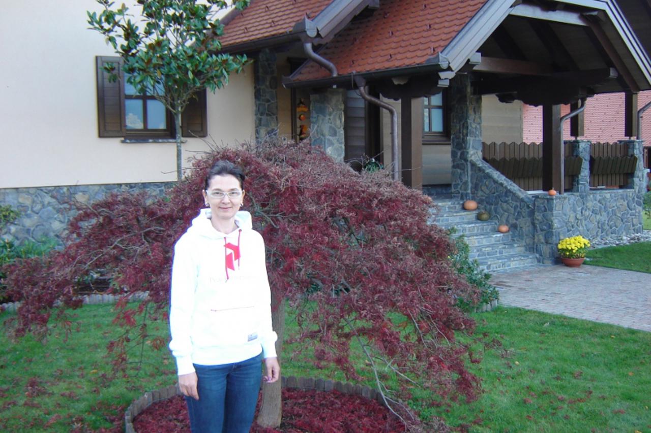 '08.11.2010., Zagorje, Stubicke Toplice, Vlasta Cuk ispred svoje okucnice za koju je dobila prvu nagradu, snimio: Mladen Kukas'
