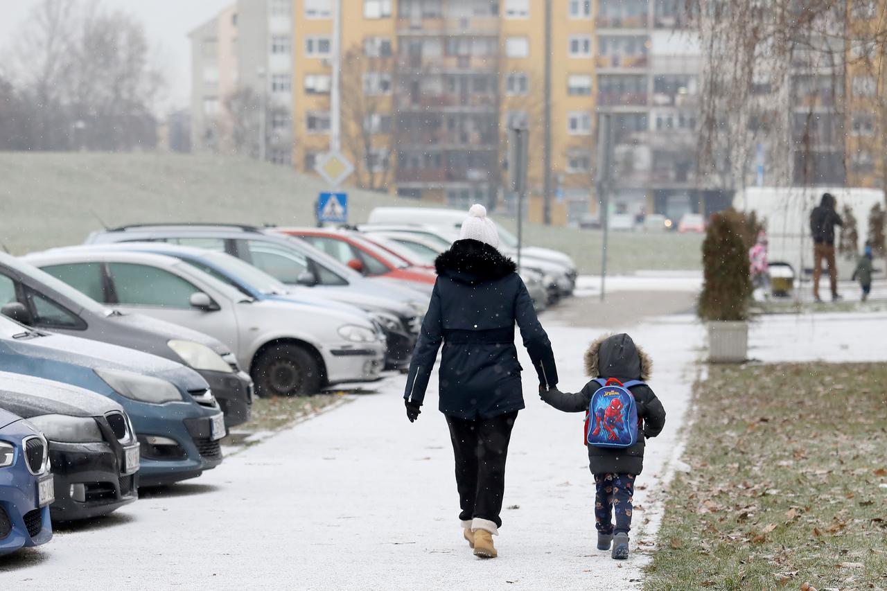 U Zagrebu je jutros počeo padati slab snijeg