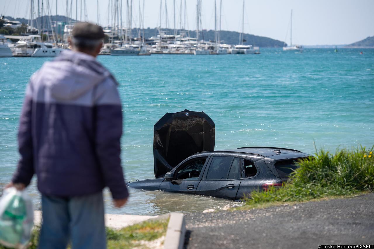 BMW-om sletjela u more kod trajektnog pristaništa u Trogiru, pa gurnula i teretno vozilo