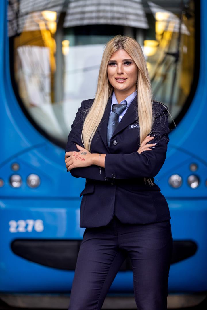 Iva, koju javnost često ističe kao najpoznatiju, ali i jednu od najatraktivnijih vozačica ZET-a, postala je prepoznatljivo lice još 2023. godine, kada je video iz tramvaja linije 17 postao viralan na TikTok.