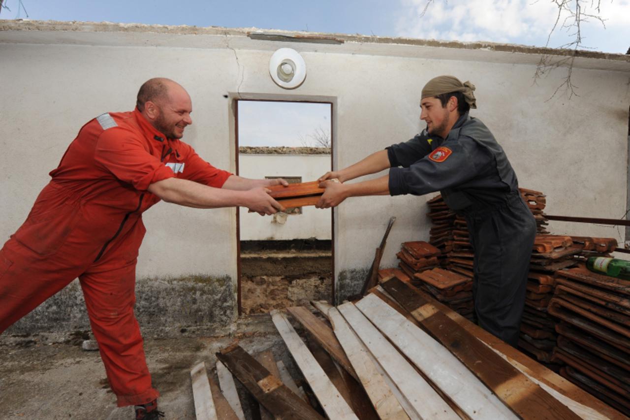 '16.03.2010., Brnardici - Udruga ratnika hrvatskog obarmbenog rata i HVIDRA Sibenik pokrenuli su  humanitarnu akciju za pomoc obitelji Brnardic Stipan i Ane kojima je izgorila kuca u zaseoku Brnadici.