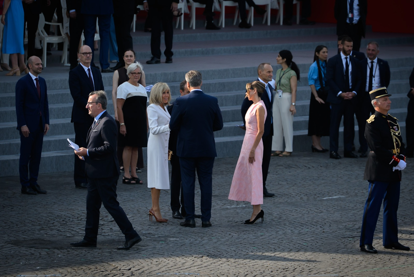 Gospođa Plenković zaokružila je kombinaciju podignutom punđom, decentnim naušnicama i velikim tamnim naočalama.