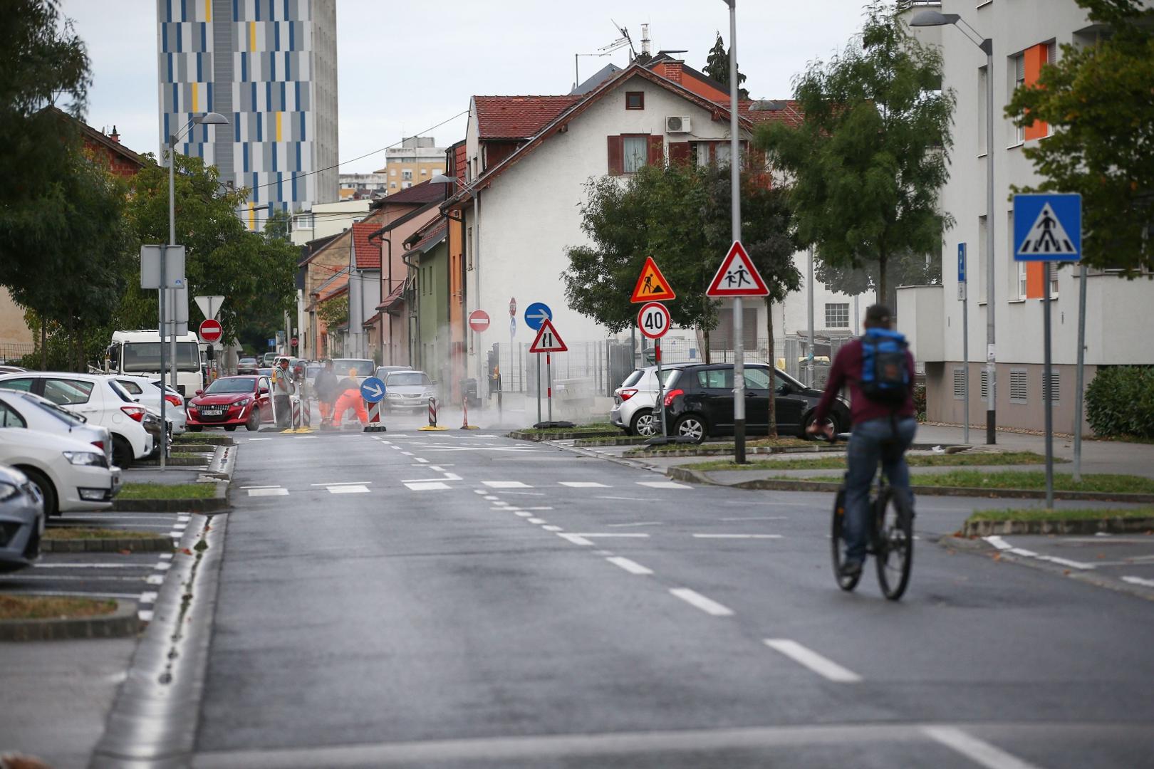 30.09.2021., Zagreb - Radovi na puknucu cijevi na Selskoj ulici nisu prouzrocili velike guzve tijekom jutra.
Photo: Matija Habljak/PIXSELL