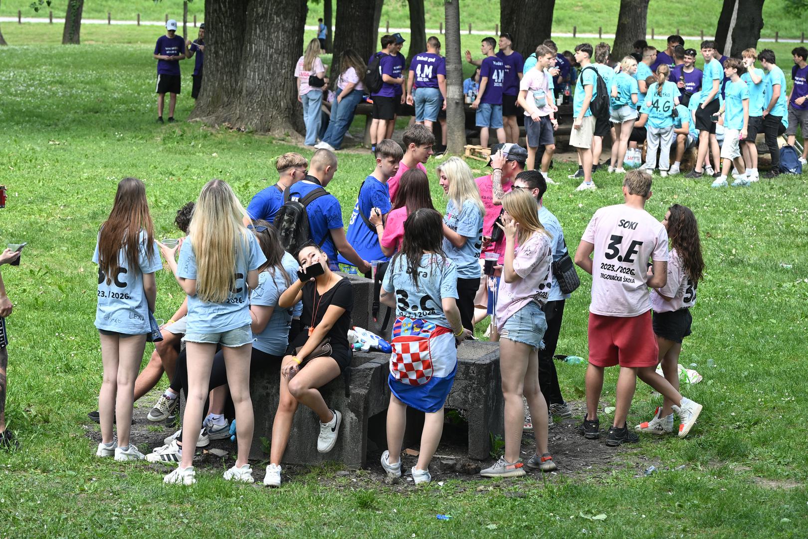  Brojni maturanti već su pristigli na lokaciju i zauzeli mjesta uz jezero, dok ih na Bundeku dočekuju glazba, animatori i pojačane sigurnosne službe.

