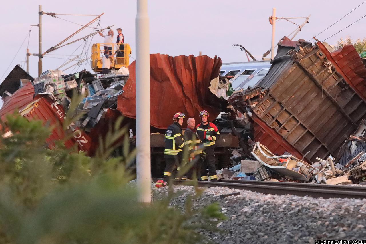 Novska: Započelo je tegljenje vlakova, kako bi se mogla sanirati pruga i prostor oko nje