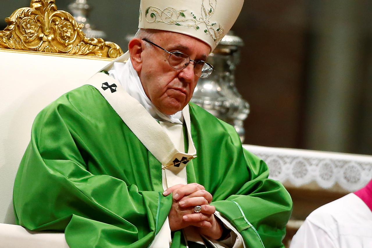 Pope Francis celebrates a Jubilee mass for prisoners in Saint Peter's Basilica at the Vatican November 6, 2016. REUTERS/Tony Gentile