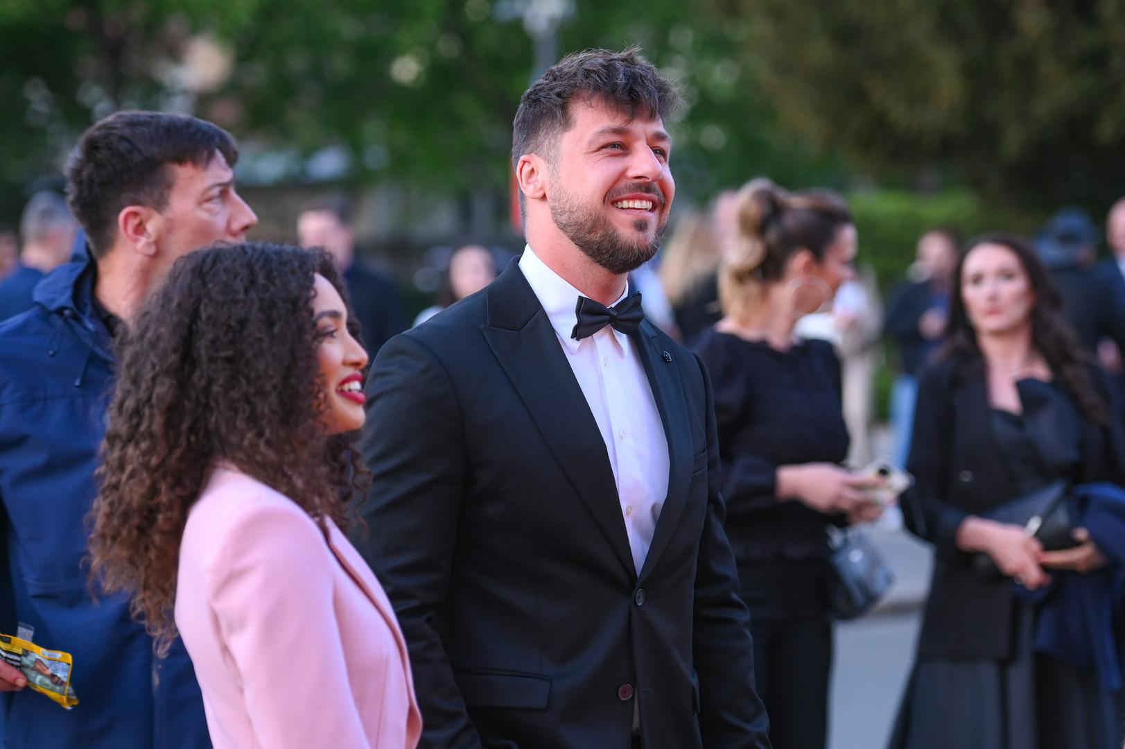  Svjetla reflektora, blicevi fotoaparata i žamor uzbuđenja stvaraju atmosferu nabijenu iščekivanjem. 