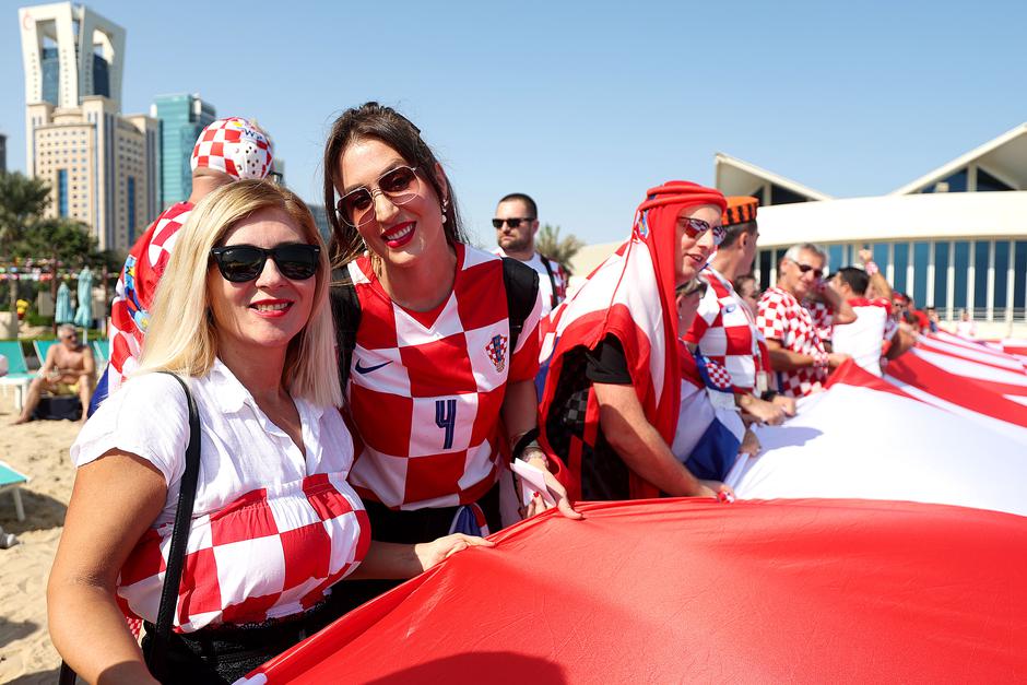 KATAR 2022 - Hrvatski navijači razvili zastavu dugu 200 metara ispred hotela Hilton