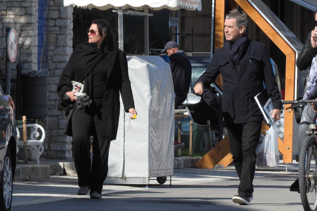 Slavni glumac Pierce Brosnan sa suprugom Keely Shaye Smith prošetao se Visom.