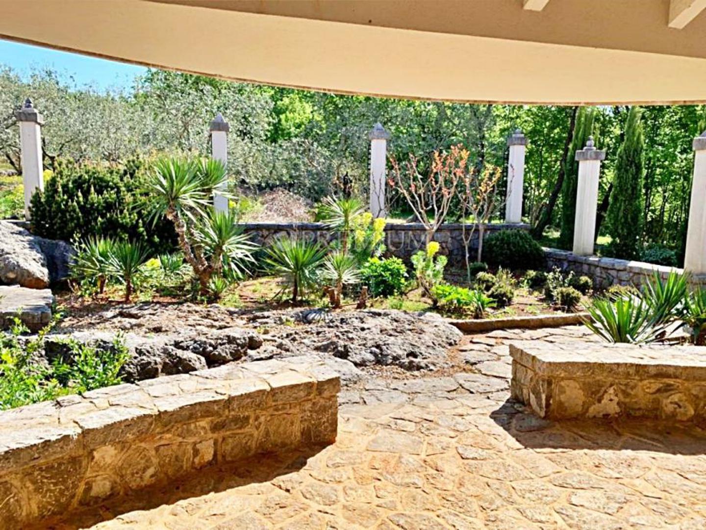 Nekretnina je smještena oko pet kilometara od mora, a s lokacije se pruža pogled na more i otok Cres. Dodatno, postoji mogućnost dokupa okolnih poljoprivrednih površina i maslinika.